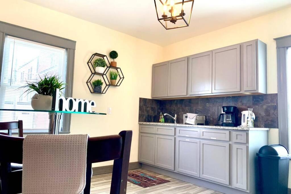 5br Niagara Getaway Prime Location-sleeps 10 Holiday home *