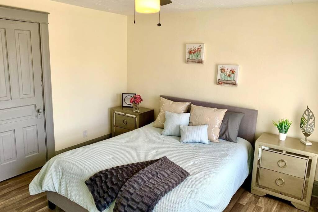 Holiday home 5br Niagara Getaway Prime Location-sleeps 10 Niagara Falls